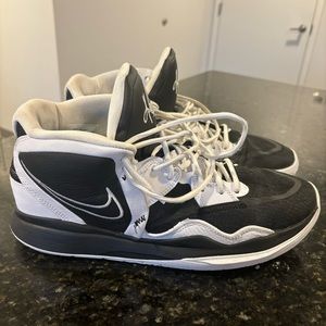 Kyrie 8 Men’s Shoe 8/10 Condition